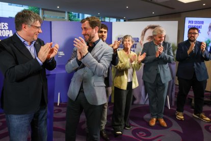 El líder de Junts, Carles Puigdemont, con el candidato Toni Comín este sábado en Bruselas. EFE/EPA/OLIVIER HOSLET