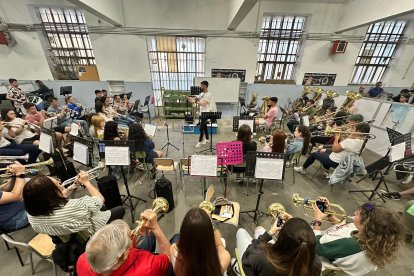 Los ensayos de las secciones musicales concluyen a mediados de junio. En la imagen, Miguel Hernández dirige al Santo Cristo de la Bienaventuranza