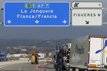 Agentes de tráfico de los Mossos d'Esquadra desvían a los vehículos en la AP7 a la altura de La Junquera (Girona) el pasado febrero debido a la protesta de los agricultores franceses. EFE/David Borrat.