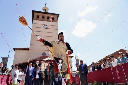 El joven cumplió con la tradición de una fiesta declarada de Interés Turístico Provincial y Regional y cuyo origen se sitúa en el siglo XVII y dio vida al capitán de la Primera Corte de la Guardia Pretoriana, desfilando con paso lento por las calles del pueblo.