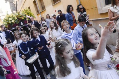 Abrió cortejo del grupo de damas de la Hospitalidad, de Lourdes, detrás de la Cruz de Guía.