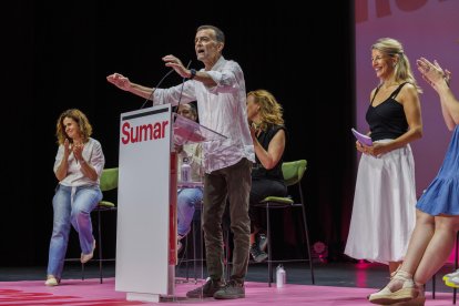 La líder de Sumar y vicepresidenta segunda del Gobierno, Yolanda Díaz (d) y el coordinador federal de IU, Antonio Maillo (c), durante su intervención en el Auditorio Cartuja de Sevilla. EFE/ Julio Muñoz