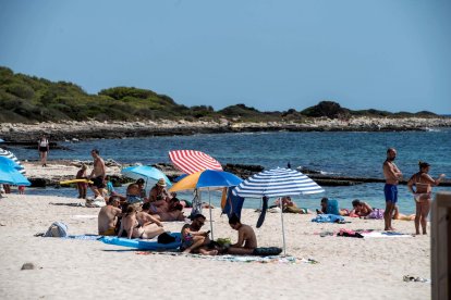 Imagen de turistas en una playa española. EFE/ David Arquimbau Sintes