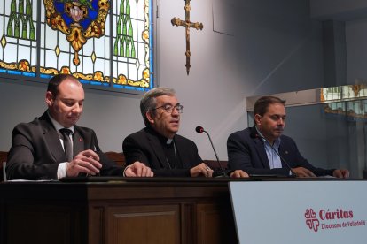 El presidente de la Conferencia Episcopal Española (CEE) y arzobispo de Valladolid, Luis Argüello (c), junto a los responsables de Cáritas Diocesana de Valladolid este lunes. EFE/ Nacho Gallego