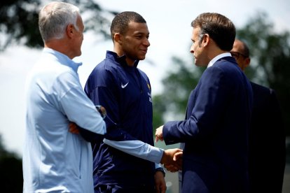 El presidente francés, Emmanuel Macron (D), conversa con Kylian Mbappé (C), en presencia del entrenador de la selección, Didier Deschamps (I), a su llegada a la concentración del conjunto francés que prepara la Eurocopa. EFE/EPA/SARAH MEYSSONNIER / POOL MAXPPP FUERA