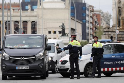 - Una patrulla de los Mossos d'Esquadra trabajando en Barcelona, en una imagen de archivo. EFE/Andreu Dalmau