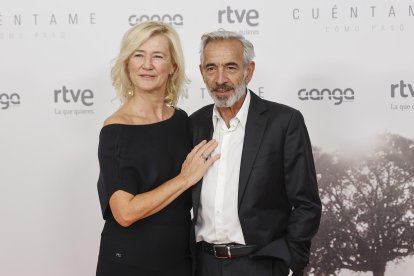 La actriz Ana Duato y el actor Imanol Arias posan este martes durante el pase gráfico del preestreno del último capítulo de la temporada 23 de ‘Cuéntame cómo pasó’, EFE/ Rodrigo Jiménez