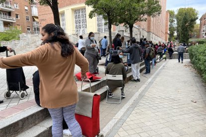 Foto de archivo de un grupo de personas a la espera de recoger alimentos en Madrid. EFE/Vanessa López