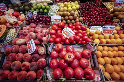 Imagen de archivo. El 60 % de los niños españoles no prueba la fruta fresca ni una sola vez al día. Tan solo un 31,5 % alcanza la recomendación de entre 2 y tres piezas diarias. EFE/ Javier Lizon