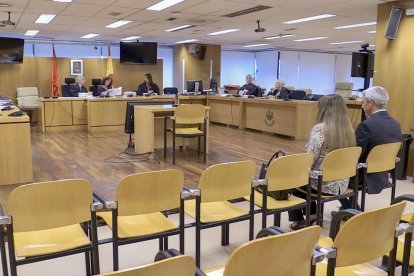 Una mujer se sienta este martes en el banquillo de a Audiencia Provincial de Madrid acusada del supuesto atropello mortal a dos mujeres que esperaban para cruzar en un paso de cebra regulado por semáforo del barrio madrileño de Sanchinarro, en 2022, y que conducía ebria y sin carné. EFE/Juan Yagüe