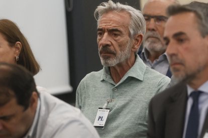 El actor Imanol Arias, en el banquillo de los acusados del juicio Nummaria por presunto fraude a Hacienda en la sede de la Audiencia Nacional en San Fernando de Henares (Madrid) este martes. Arias y su compañera en la serie 