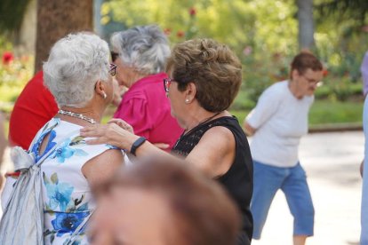 Dos mujeres bailan durante un acto organizado en la ciudad.