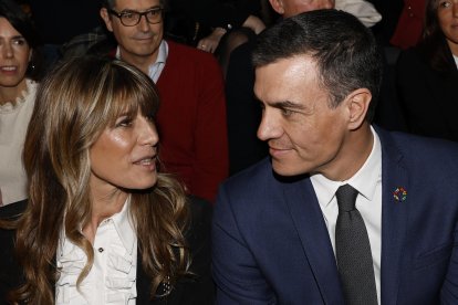 Imagen de archivo del presidente del Gobierno de España Pedro Sánchez, y su esposa María Begoña Gómez. EFE/ Chema Moya