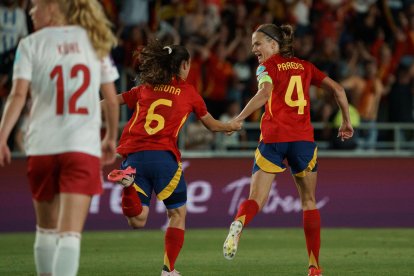 La defensora de la selección de España Irene Paredes (d) celebra con Bruna Vilamala su gol, durante el partido clasificatorio para la Eurocopa 2025 que los combinados femeninos de España y Dinamarca disputaron en Santa Cruz de Tenerife. EFE/Ramón de la Rocha