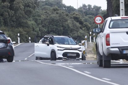 Varios vehículos en las inmediaciones de la zona acordonada por las fuerzas de seguridad este martes, tras el asesinato a tiros este martes, en la carretera junto a un restaurante del distrito madrileño de Fuencarral-El Pardo, de Borja Villacís, hermano de la exvicealcaldesa de la capital y exdirigente de Ciudadanos, Begoña Villacís, según han informado a EFE fuentes próximas a la investigación. EFE/ Rodrigo Jimenez