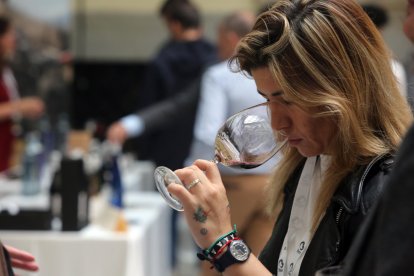 Una mujer prueba un vino del Bierzo, en imagen de archivo.