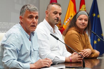 El diputado de Cultura, Arte y Patrimonio de la Diputación de León, Emilio Martínez (C), acompaña a los responsables del Aula Geológica de Robles de Laciana, Policarpo Fernández (I) y Rodrigo Castaño (D), en la presentación de Geolaciana