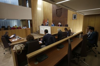 Pleno extraordinario en un ayuntamiento de León.