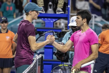 El tenista italiano Jannik Sinner y el español Carlos Alcaraz (d). EFE/EPA/CRISTOBAL HERRERA-ULASHKEVICH/Archivo