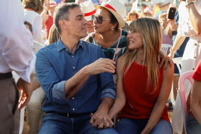 El secretario general del PSOE y presidente del Gobierno, Pedro Sánchez, junto a su mujer, Begoña Gómez.