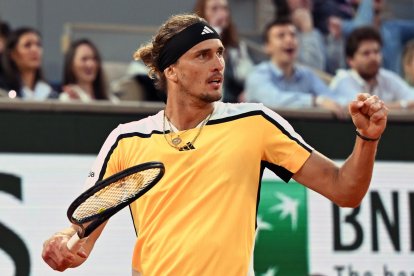 El tenista alemán Alexander Zverev durante el partido de cuartos ante el autraliano Alex de Minaur en Roland Garros, París. EFE/EPA/CAROLINE BLUMBERG