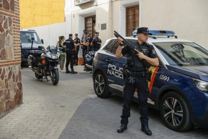 Agentes de la Policía Nacional custodian este viernes la entrada al juzgado de Illescas (Toledo) donde han sido llamados a declarar dos de los supuestos autores del asesinato a tiros en Madrid de Borja Villacís. EFE/ Ismael Herrero