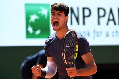 Carlos Alcaraz celebra su punto ganador frente a Sinner y el pase a la final de Roland Garros.