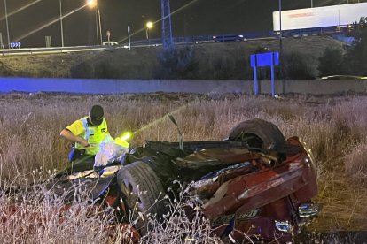 Dos personas, un hombre de 40 años y una mujer de 38, han fallecido en un accidente de tráfico ocurrido en la noche del viernes en Madrid, sobre las 22.30 horas, al perder el control del turismo donde viajaban y salirse de la incorporación de la A-42 a la M-45. EFE/EMERGENCIAS MADRID -SOLO USO EDITORIAL/SOLO DISPONIBLE PARA ILUSTRAR LA NOTICIA QUE ACOMPAÑA (CRÉDITO OBLIGATORIO)-