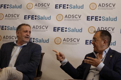 El presidente de la ADSCV, Carlos Fornes (d), y el director de la Oficina de Salud Mental y Adicciones de la Comunitat Valenciana, Bartolomé Pérez, durante los Diálogos EFE Salud organizados junto con la Asociación de Derecho Sanitario de la Comunitat Valenciana (ADSCV) para abordar el problema de la salud mental en el ámbito de los profesionales de la medicina, colectivo donde se calcula que los problemas mentales sin diagnosticar pueden superar el 40%. EFE/Biel Aliño