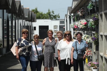 Josefina, María Encina, Mercedes, Gloria, María Gloria y María del Carmen, en el cementerio de Fuentesnuevas.