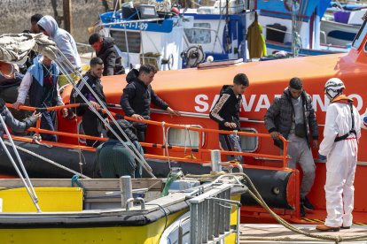 Salvamento Marítimo ha rescatado este domingo dos nuevas pateras con 88 inmigrantes a bordo en aguas al este de Lanzarote. En la imagen, la Salvamar Al Nair llega al puerto de Arrecife con 43 personas, entre ellas dos mujeres y un bebé, del segundo de esos rescates. EFE/Adriel Perdomo