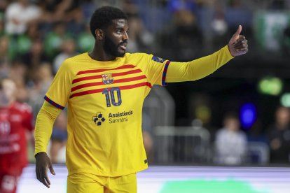 El jugador del Barcelona Dika Mem celebra un gol durante la final del EHF FINAL4 de la Champions League de balonmano que han jugado FC Barcelona y Aalborg ABen Colonia, Alemania. EFE/EPA/CHRISTOPHER NEUNDORF