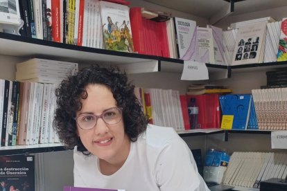 Ana Pollán en la feria del libro de Madrid con su libro 'Misoginia neoliberal'