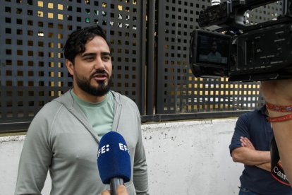 El número 1 de Se acabó la fiesta, Alvise Pérez, atiende a EFE tras ejercer su derecho al voto para las elecciones al Parlamento Europeo en un colegio electoral de Sevilla. EFE/Raúl Caro