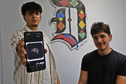 Yeray Maarar y Daniel Sánchez muestran el logo de su aplicación, MyMind.