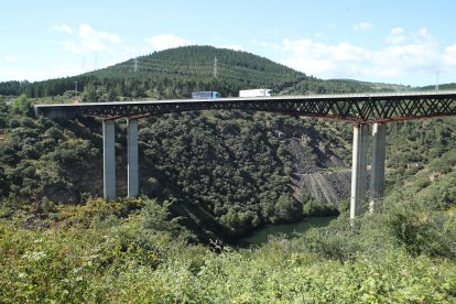 Imágenes del Viaducto del Ingeniero Fernández del Campo en la A-6, sobre el río Sil en Ponferrada.