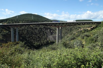 Imágenes del Viaducto del Ingeniero Fernández del Campo en la A-6, sobre el río Sil en Ponferrada.