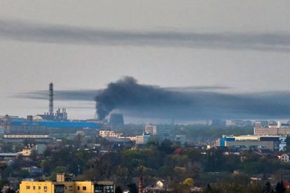 Una nube de humo se eleva tras un ataque ruso en Járkov.