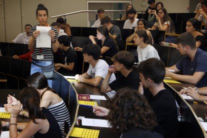 Un grupo de estudiantes en una de las aulas de la Universidad Pompeu Fabra en las pruebas de Acceso a la Universidad (PAU). EFE/Toni Albir