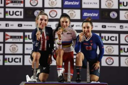 La ciclista rusa Inna Abaudillina, en el centro, muestra su medalla de oro en el Mundial en pista en 2021.