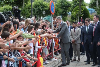 A las doce en punto, al tiempo que sonaban las campanas de la Colegiata el Rey Felipe VI ha llegado a donde le estaban esperando y se ha puesto a saludar a los vecinos a ambos lados de la calle. Todos han querido darle un apretón de manos y han gritado para llamar su atención. El monarca se ha mostrado muy cercano, deteniéndose en más de una ocasión a conversar con los ciudadanos.