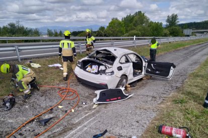 El coche se salió de la calzada y terminó en la mediana de la A-6, a la altura del kilómetro 383.