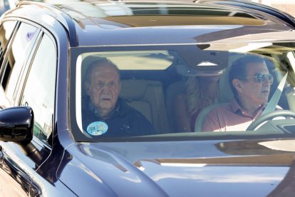 El rey emérito Juan Carlos I a su llegada este martes al aeropuerto de Peinador, en Vigo, donde ha abandonado las instalaciones en el coche de su amigo Pedro Campos