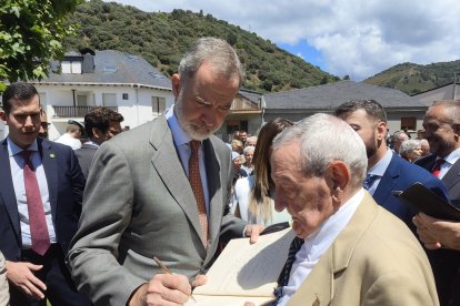 Felipe VI, firmando en el Libro de Honor.