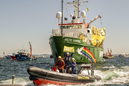 Centenares de pescadores y mariscadores acompañan con sus embarcaciones al Artic Sunrise, de Greenpeace, este miércoles, a su llegada a Vilagarcía de Arousa (Galicia) para oponerse al proyecto de la celulosa Altri, en una manifestación marítima que ha recorrido toda la ría. EFE/ Lavandeira Jr