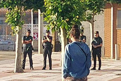 La Guardia Civil vigila la concentración vecinal en Villaquilambre.