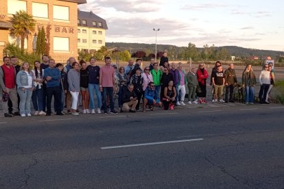 Un grupo de vecinos, esta noche frente al Chalé de Pozo.