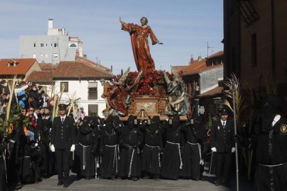 La talla titular del Gran Poder, en una procesión.