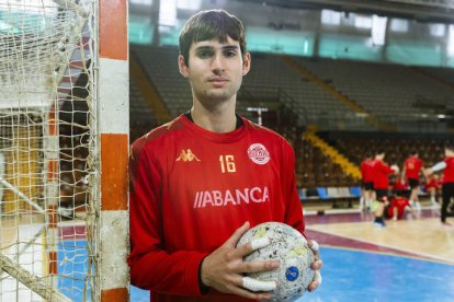 Álvaro Pérez, portero del Ademar, uno de los convocados para el Europeo