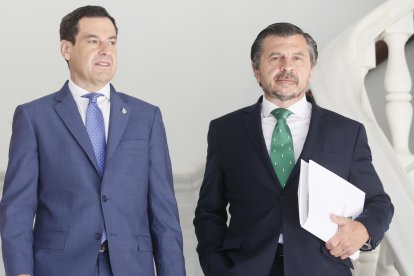 El presidente de la Junta de Andalucía, Juanma Moreno (i), acompañado del portavoz del Grupo Popular, Toni Martín, se dirigen a la sesión de control al Gobierno en el Parlamento andaluz este jueves en Sevilla. EFE/José Manuel Vidal